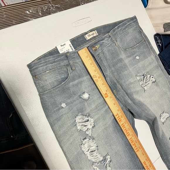 Wrangler Boyfriend Distressed Jeans Loved Light Wash Size 30 J - Picture 8 of 10